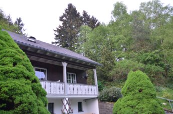 Ferienhaus Hedrich, Ansicht von vorne im Grünen